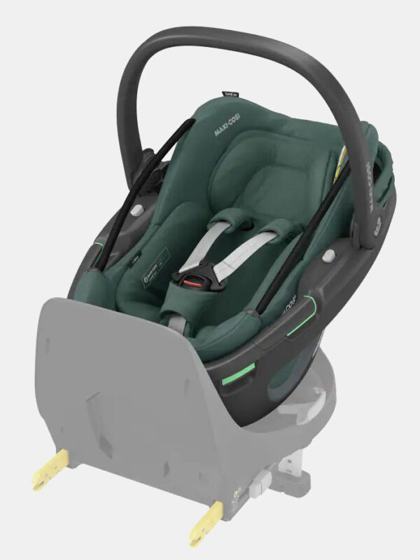 8559047110_2022_maxicosi_carseat_babycarseat_coral360_green_essentialgreen_withfamilyfix360baserear_3qrtleft_wynik