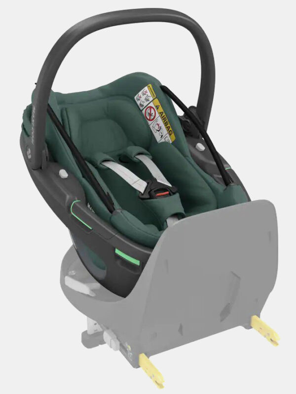 8559047110_2022_maxicosi_carseat_babycarseat_coral360_green_essentialgreen_withfamilyfix360baserear_3qrtright_wynik